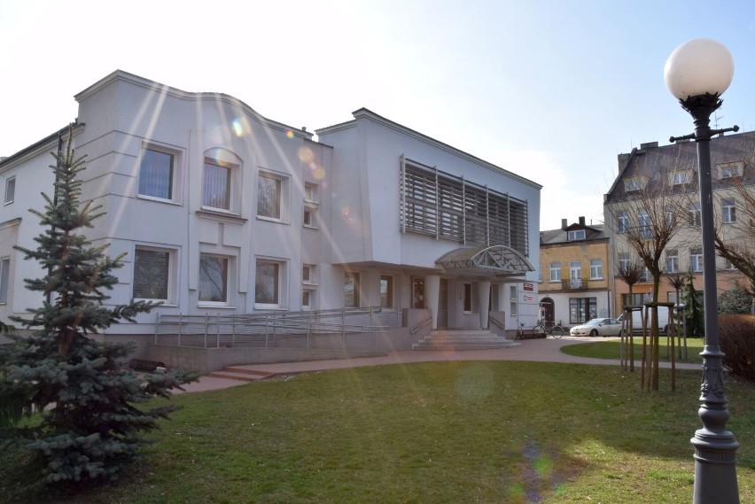 Miejska i Gminna Biblioteka Publiczna w Wieluniu staje się przyjaźniejsza czytelnikom ze specjalnymi potrzebami. Odbyło się już szkolenie 