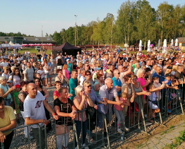 

Gwiazdami Starachowickiej Gali Disco Polo są zespoły Bayer Full, Power Play, Łobuzy oraz Mateusz Mijal. Gala wystartowała  w sobotę, 20 lipca o godzinie 17.30 na terenie rekreacyjnym przy ulicy Szkolnej 14.

WIĘCEJ ZDJĘĆ NA KOLEJNYCH SLAJDACH. Wkrótce kolejne fotografie

Do wspólnej zabawy zaprosili wszystkich prezydent Starachowic Marek Materek oraz firma Celsium - Dostawca Zielonej Energii w Starachowicach. Podczas gali przewidziano konkursy dla publiczności, a dla dzieci czynna jest bezpłatna strefa zabaw. Współorganizatorami gali są Starachowickie Centrum Kultury oraz Miejski Ośrodek Sportu i Rekreacji.