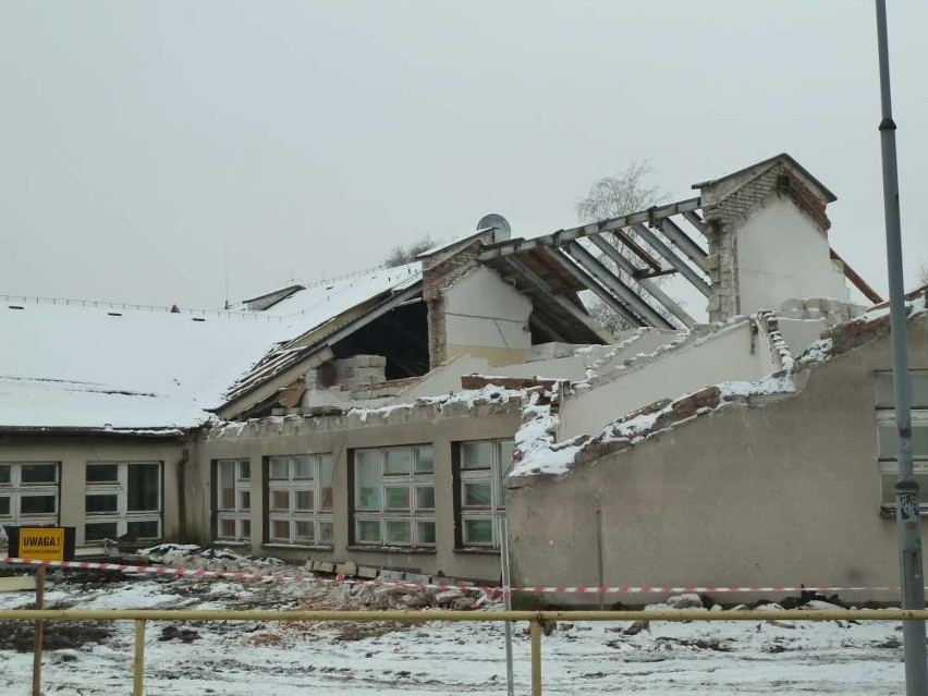 Piła: trwa rozbiórka szkoły przy Świerkowej