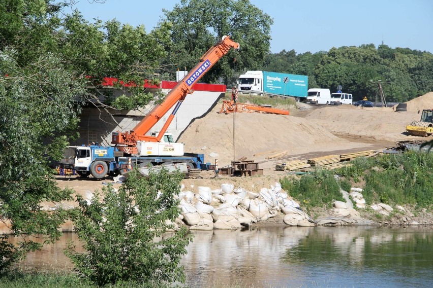 Trwają prace związane z budową nowego mostu przez rzekę...