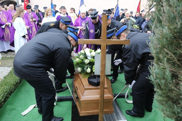 Pogrzeb ks. Piotra Falińskiego w Rudnie - duchownego pożegnały prawdziwe tłumy. Zobacz kolejne zdjęcia. Przesuwaj zdjęcia w prawo - naciśnij strzałkę lub przycisk NASTĘPNE