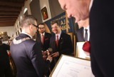 Malbork wyróżniony z okazji Roku Mikołaja Kopernika. Burmistrz odebrał pamiątkowy medal od władz Torunia