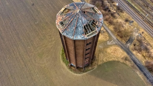 Dach wieży ciśnień w Solankach w Inowrocławiu jest bardzo zniszczony