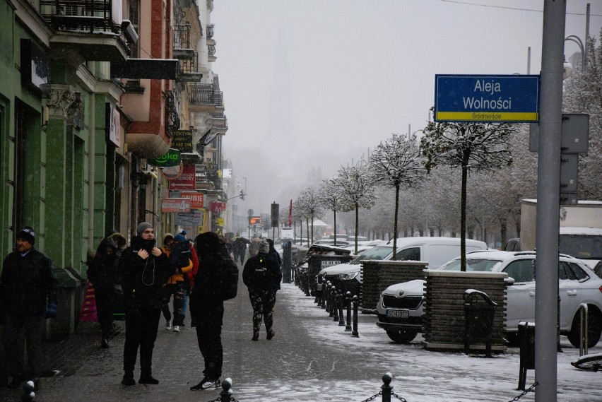 Zima w Częstochowie. Cały czas sypie śnieg. Zrobiło się...