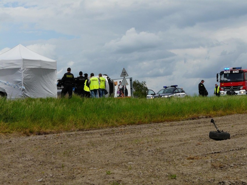 Śmiertelny wypadek w Kunicach. W aucie 6 osób. 2 nie żyją. Kierowca uciekał przed policją