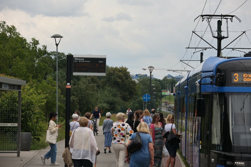 Kraków. Kiedy tramwaj podjeżdża na przystanek pasażerowie musza uważać na rowerzystów i użytkowników hulajnóg
