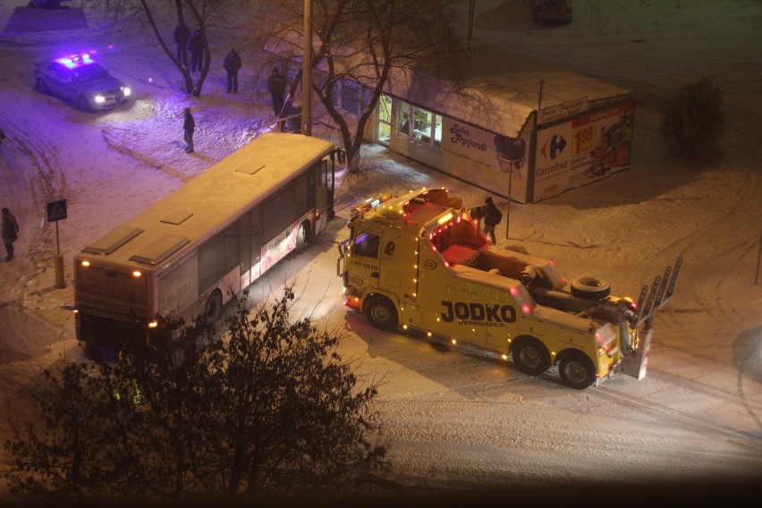 Autobus uderzył w słup. Kierowca wiózł klientów do Carrefoura