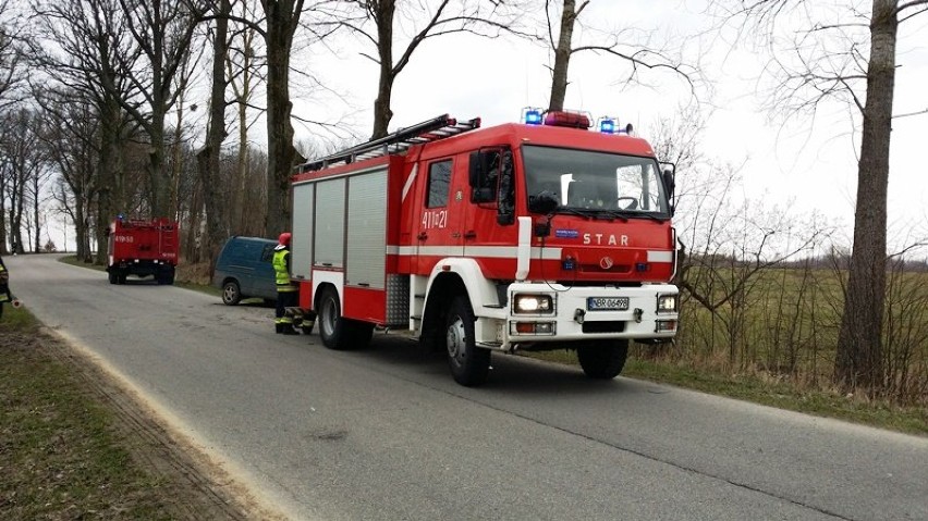 Wypadek koło Pieniężna. Dostawczy volkswagenem uderzył w...