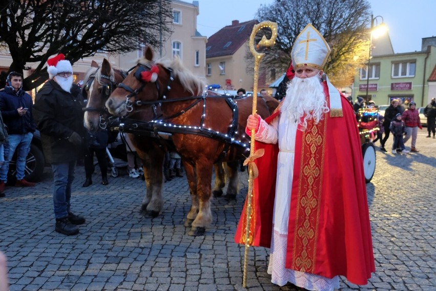 Pniewy. Świąteczny Kiermasz na Rynku, rozświetlona choinka i Święty Mikołaj!