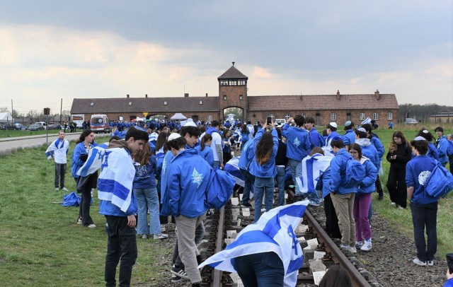Kilka tysięcy Żydów z ponad 25 krajów, w tym ośmioro ocalałych wzięło udział w tegorocznym Marszu Żywych, który przeszedł tzw. Drogą Śmierci między byłymi niemieckimi nazistowskimi obozami Auschwitz I i Auschwitz II -Birkenau