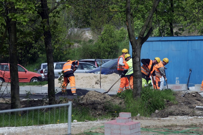 Położą asfalt na ulicy Jaworzyńskiej w Legnicy [ZDJĘCIA]