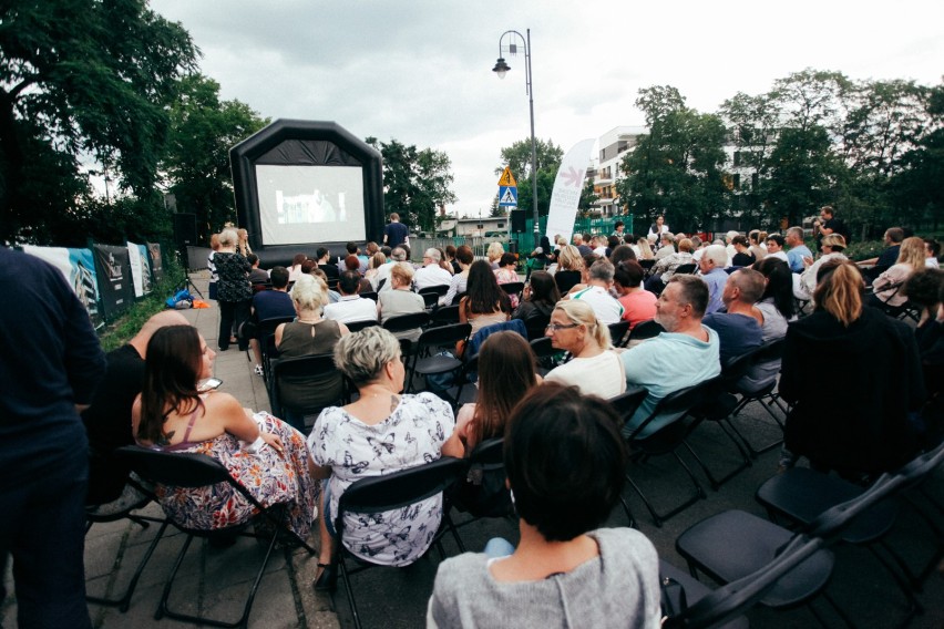 Kolejne kino plenerowe w Warszawie ruszyło 7 lipca. Tym...