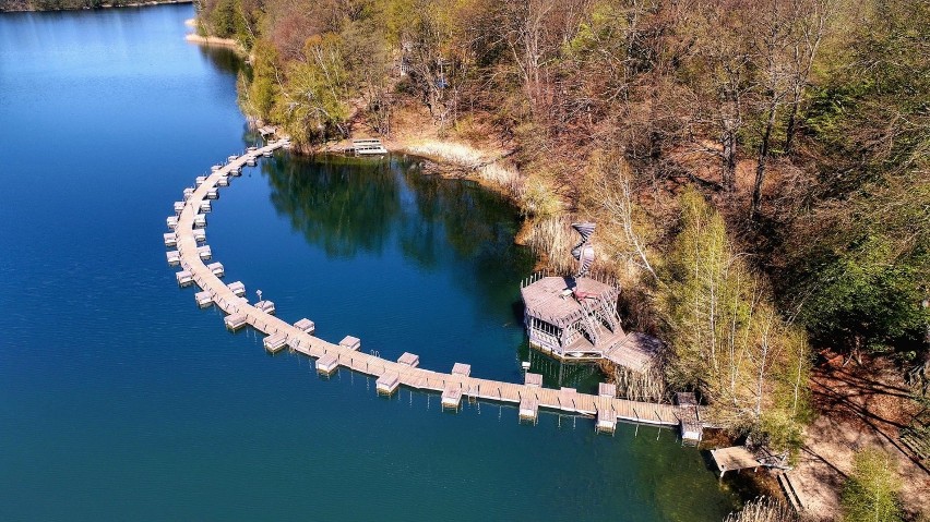 Jezioro Garbicz "zdobi" niezwykły pomost. Warto się tam...