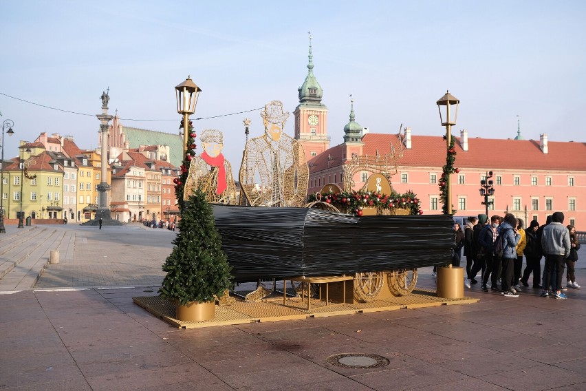 Trwa montaż iluminacji świątecznej w Warszawie. Stolica szykuje się na święta 