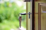 Drzwi wejściowe oraz zadaszenie – jakie wybrać?