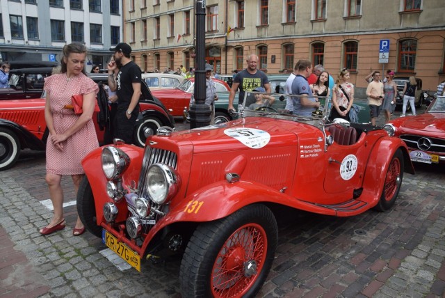 Cuda na czterech kółkach pojawiły się dzisiaj 16 lipca na bielskim placu Ratuszowym, gdzie odbywał się konkurs elegancji wieńczący 43. Międzynarodowy Beskidzki Rajd Pojazdów Zabytkowych