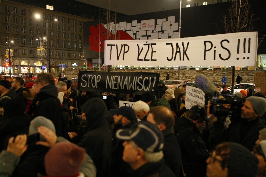 Stop propagandzie nienawiści. Protest pod TVP Info po...