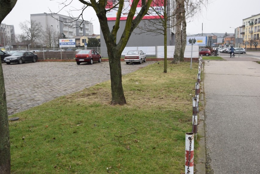 Parking przy sądzie w Skierniewicach na sprzedaż. Czy zbliża się rozbudowa Dekady?
