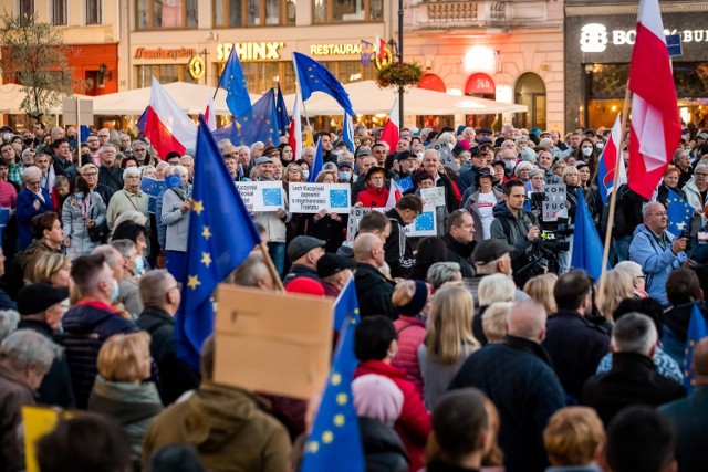 Niedzielna (10.10) demonstracja na Starym Rynku w Bydgoszczy. W tłumie poruszał się mężczyzna ze strzykawką. Zatrzymała go policja.