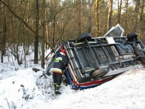 Karetka pogotowia zjechała z drogi do rowu i dachowała