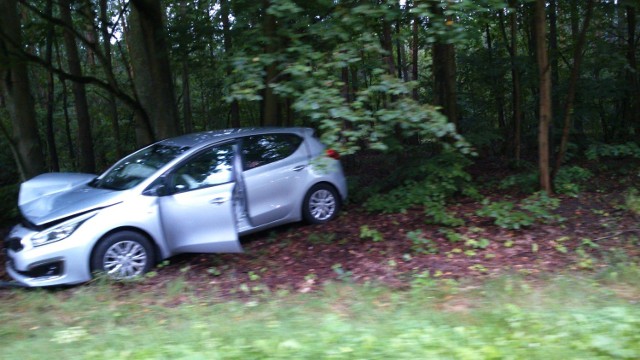 Kierowca fiata seicento i pasażer samochodu kia ceed zostali ranni w wypadku, do którego doszło nad ranem na skrzyżowaniu drogi krajowej nr 25 i drogi wojewódzkiej nr 244.

Jak nas poinformował dyżurny z KM PSP w Bydgoszczy, ruch w tym miejscu jest nadal utrudniony. Ze wstępnych ustaleń wynika, że kierowca fiata seicento nie ustąpił pierwszeństwa prowadzącemu samochód marki Kia. Pierwszym z aut podróżowała jedna osoba, drugim trzy. 

Dwie poszkodowane osoby, kierowca seicento oraz pasażer kia ceed zostali przetransportowani do szpitala. Na miejscu pracuje jeden zastęp PSP. Ruch w tym miejscu może być nadal utrudniony, więc kierowcom zalecamy ostrożność. 

INFO Z POLSKI - przegląd najciekawszych informacji ostatnich dni w kraju (20.07.2017)
