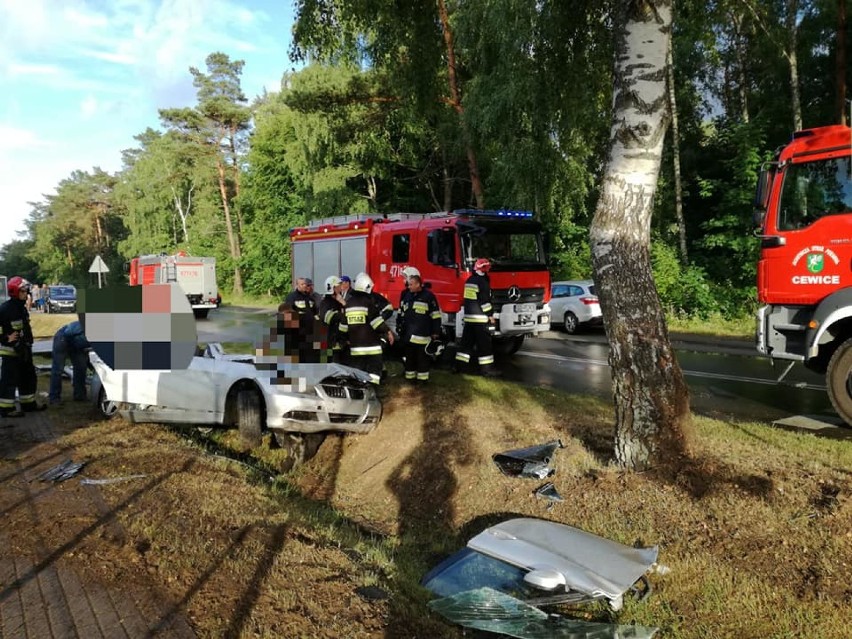 Wypadek w Siemirowicach. Kierowca BMW zjechał z drogi uderzył w drzewo ZDJĘCIA