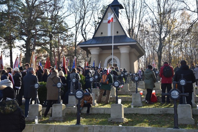 Zlot Niepodległościowy w Łowczówku to wydarzenie, w którym co roku licznie uczestniczą mieszkańcy regionu