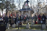 Zlot niepodległościowy na Cmentarzu Legionistów w Łowczówku. Uroczystości, wspólne śpiewanie pieśni przy ognisku i żołnierska grochówka