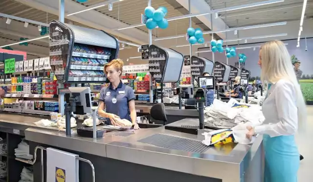 Lidl Polska plany na 2019 ma ambitne. Przede wszystkim od marca 2019 proponuje swoim pracownikom podwyżki o średnio 9,2 proc. w stosunku do poziomu wynagrodzeń z roku 2018. Co to znaczy?

- nowi pracownicy Lidla liczyć mogą na zarobki w granicach 3100-3850 zł brutto
-pracownicy z rocznym stażem pracy w Lidlu mogą liczyć na wynagrodzenie w przedziale 3250-4050 zł brutto,
-pracownicy z dwuletnim stażem pracy w Lidlu pobierać będą pensję w wysokości 3450-4350 zł brutto.

Od czego zależy poziom wynagrodzenia, na jakie benefity mogą liczyć nowi pracownicy? Jak te płace wyglądają na tle zarobków w niemieckim Lidlu. Kliknij w następne zdjęcie >>>