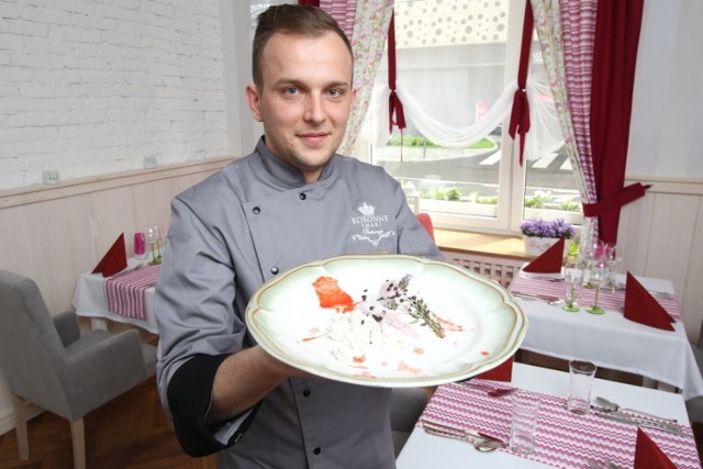 Mariusz Putek, szef kuchni Koronnych Smaków prezentuje deser z sezonowych owoców wykonany w oparach ciekłego azotu.