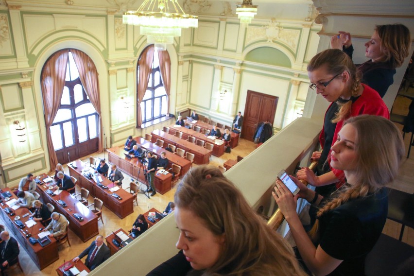 Sesja RMG. Wiceprezydent: młodzież w podstawówce to jak granat wśród małych dzieci 