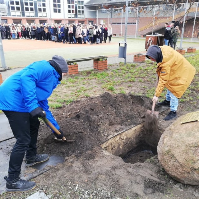 II LO Gniezno: uczniowie zakopali kapsułę czasu z okazji 100-lecia szkoły