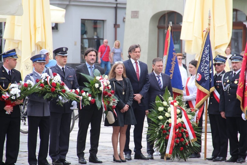 Obchody Narodowego Dnia Zwycięstwa na Głównym Rynku w Kaliszu. ZDJĘCIA