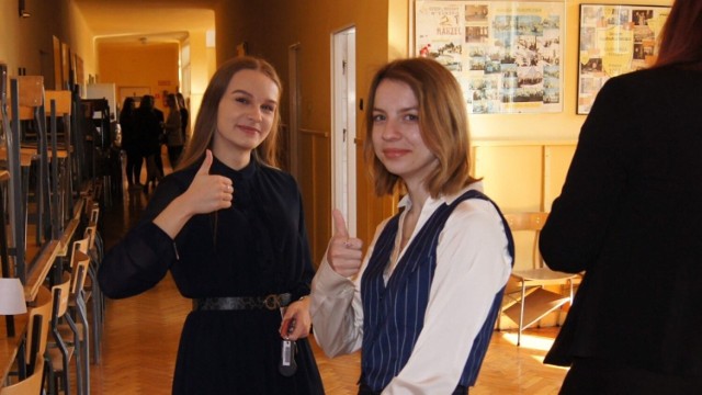Uczniowie Liceum Ogólnokształcącego imienia Marii Curie-Skłodowskiej przybyli na egzamin w komplecie i w dobrych nastrojach.