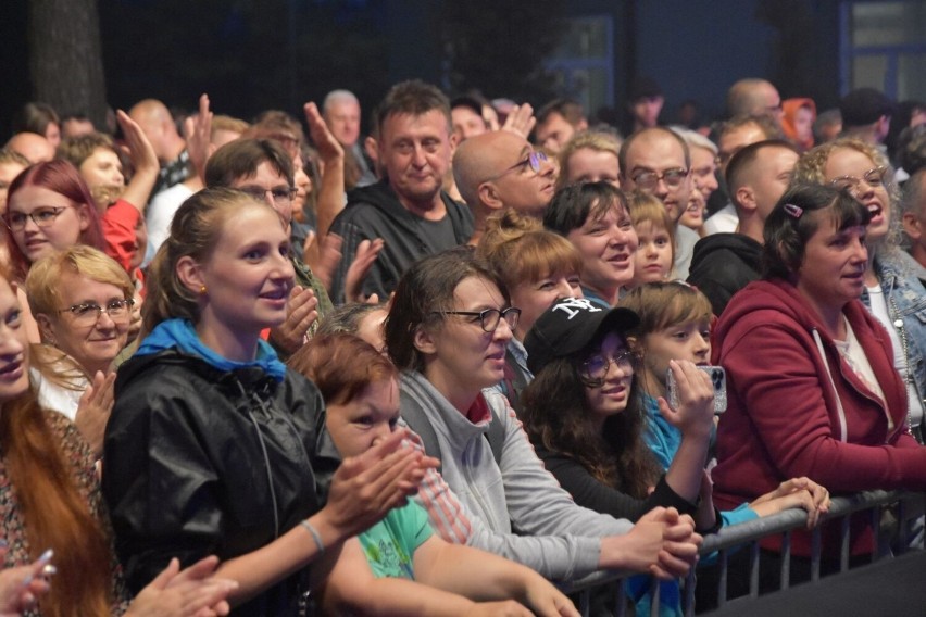 Tłumy przed sceną podczas koncertu Zakopower w Stalowej Woli. Huczny jubileusz Centralnego Okręgu Przemysłowego