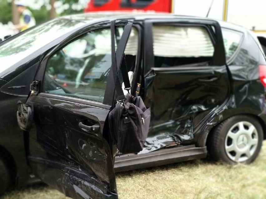 Wypadek na "berlince" w Bałdowie. Jedno z aut dachowało... [ZDJĘCIA]