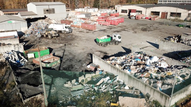 Na terenie bazy przeładunkowej odpadów przy ulicy Zagnańskiej należącej do firmy Eneris, która odbiera śmieci w Kielcach znaleziono odpady chemiczne, które trafiły tu nielegalnie.