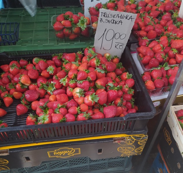 Na placach targowych kupimy już polskie truskawki. Warto dopytać sprzedawcy, które pochodzą z Polski, choć wiele o kraju pochodzenia mówi wygląd oraz cena owocu (te importowane są sporo tańsze).