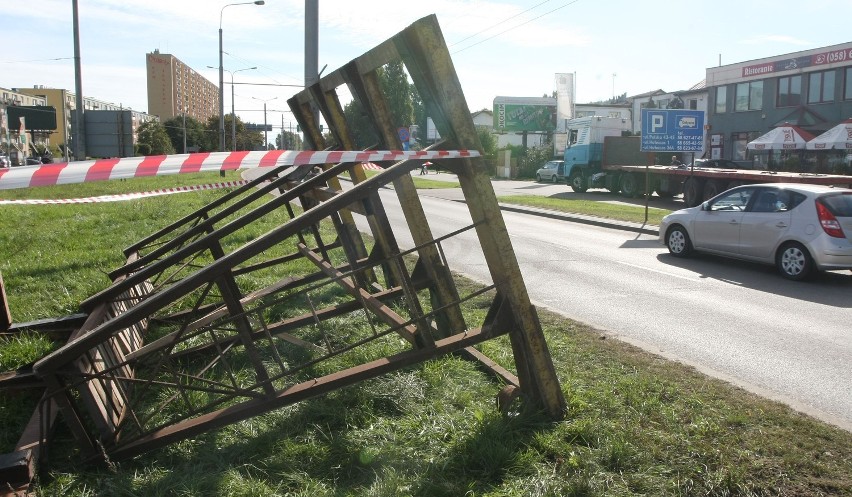 Wypadek w Gdyni 18 09 2013. Z ciężarówki spadły betonowe...