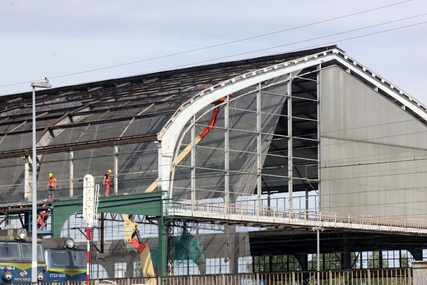 Remont hali peronowej dworca PKP w Legnicy, Będą cztery windy dla podróżnych