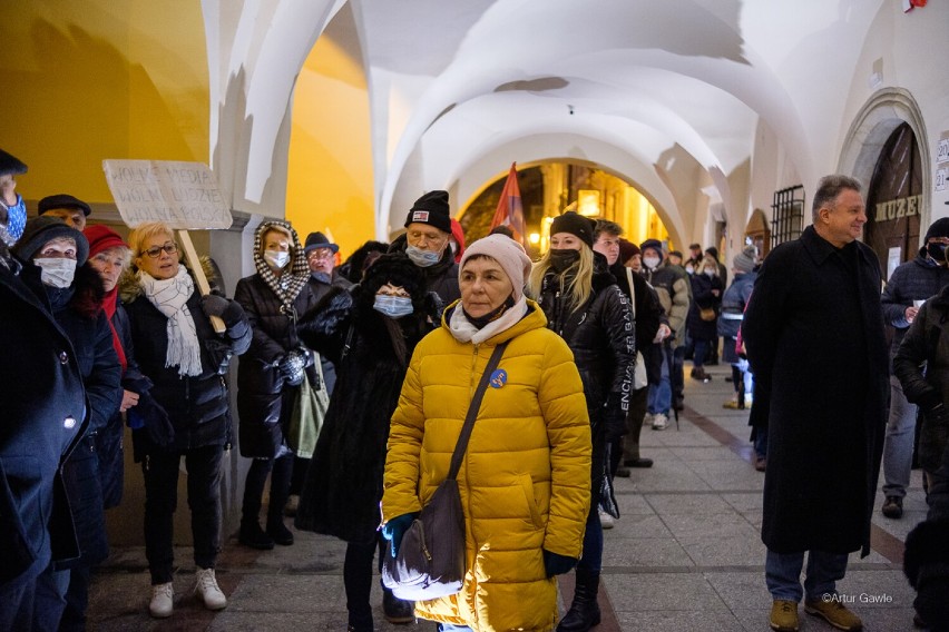 Tarnów. Protest w obronie wolnych mediów na tarnowskim Rynku. Demonstrowali przeciwnicy ustawy "lex TVN" [ZDJĘCIA]