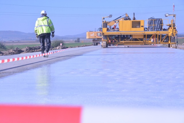 ta inwestycja  pierwszą na terenie Opolszczyzny, wykonaną przez GDDKiA drogą w technologii z użyciem betonu cementowego.