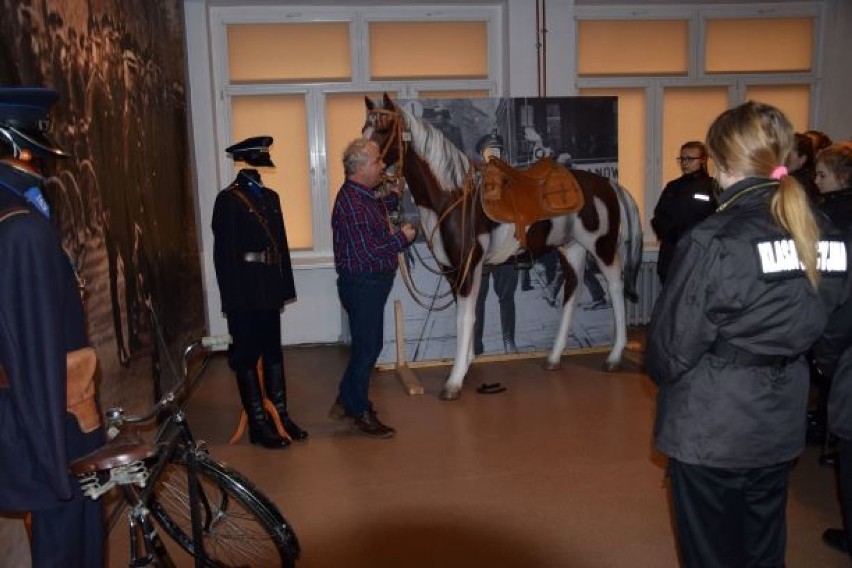 Uczniowie z klasy policyjnej poznawali historię policji [ZDJĘCIA]