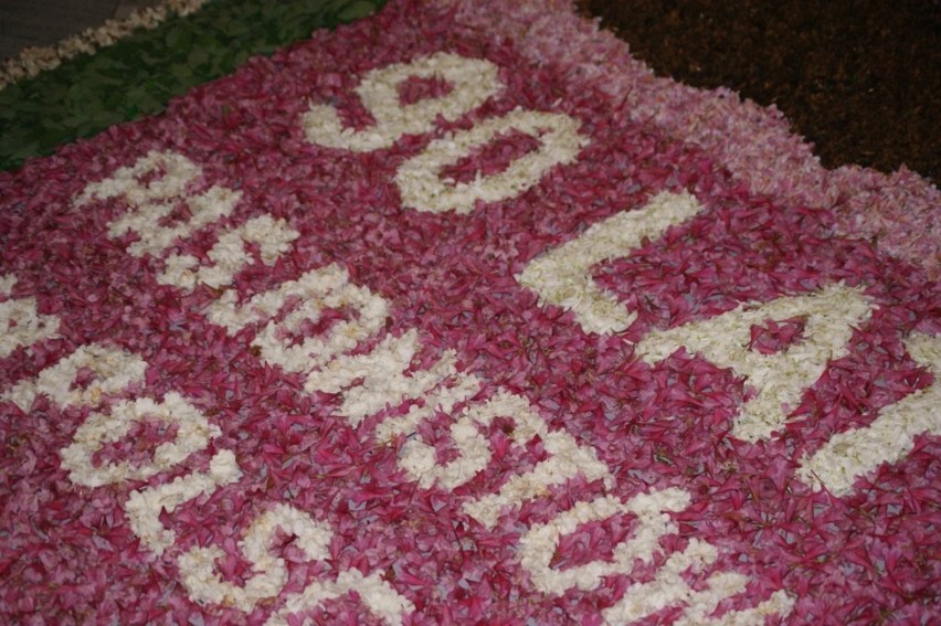 Dywan kwiatowy w klasztorze oo. Pasjonistów w Rawie [ZDJĘCIA]