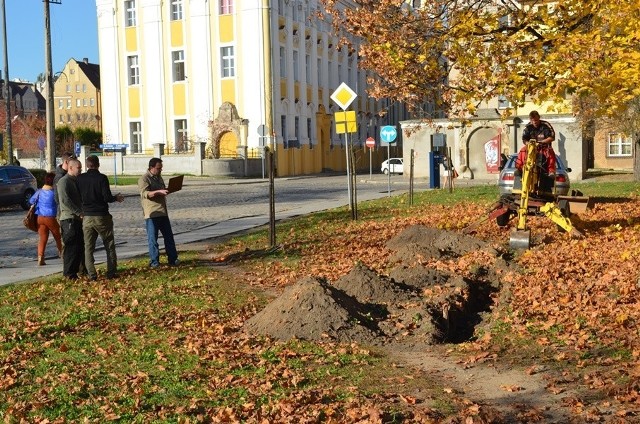 Stowarzyszenie Pomost szuka mogiły na placu Umińskiego w Głogowie