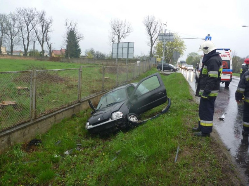 Wypadek w Owińskach: Zderzenie czołowe dwóch aut.