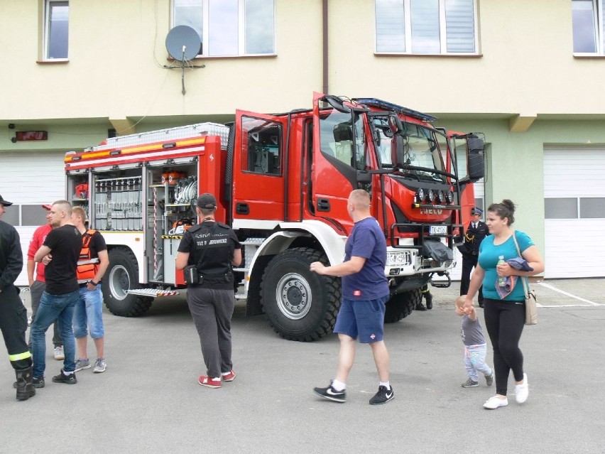 Dzień otwarty w sandomierskiej komendzie Państwowej Straży Pożarnej. Były pokazy i symulacje akcji 