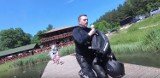 Pijany chciał przepłynąć staw w Złotym Potoku? Uratowali go motocykliści ze Ślaska [WIDEO +18]. Mogło dojść do tragedii!