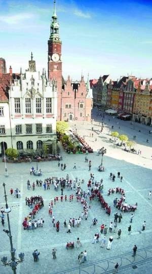 Wczoraj po południu wrocławskie dzieci ułożyły na Rynku liczbę 2012 jako znak poparcia dla organizacji euro 2012 w stolicy Dolnego Śląska.  fot. Paweł Relikowski
