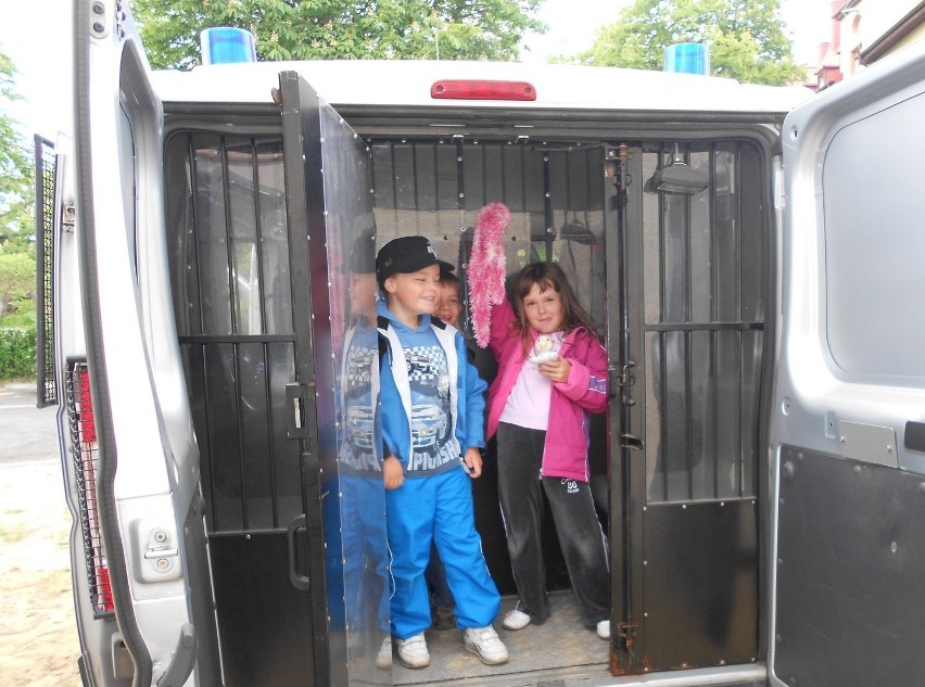 Lębork: Festyn na Dzień Dziecka z policjantami. Zwiedzali komendę i oglądali radiowozy